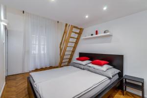 A bed or beds in a room at Little Cola apartment in Dohány street with AC