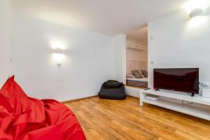 A seating area at Little Cola apartment in Dohány street with AC