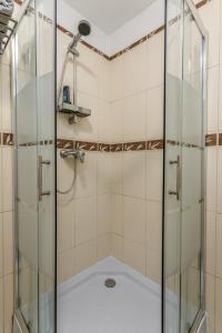 A bathroom at Little Cola apartment in Dohány street with AC
