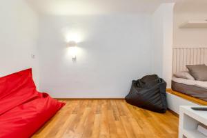 A seating area at Little Cola apartment in Dohány street with AC
