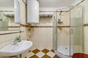 A bathroom at Little Cola apartment in Dohány street with AC Még 15 kép