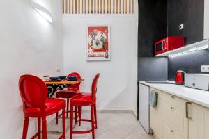A kitchen or kitchenette at Little Cola apartment in Dohány street with AC