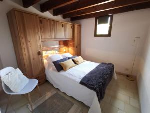 - une chambre avec un grand lit et une chaise dans l'établissement F2, climatisé, vue mer, 100 m de la plage, à Casaglione