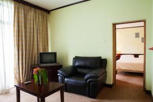 Uma área de estar em Gorillas Lake Kivu Hotel