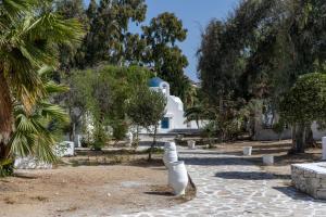 Naxos green Village hotel外面的花园