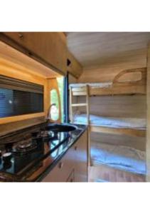a kitchen with a stoveasteryasteryasteryasteryasteryasteryasteryasteryasteryasteryastery at Helios Luxury Caravan's in Had Nes