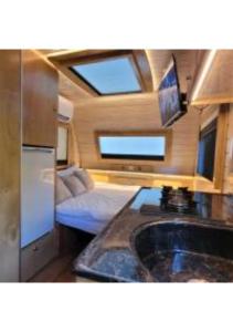 - une cuisine avec un évier dans la chambre dans l'établissement Helios Luxury Caravan's, à Had Nes