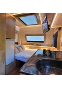 TV a/nebo společenská místnost v ubytování Helios Luxury Caravan's