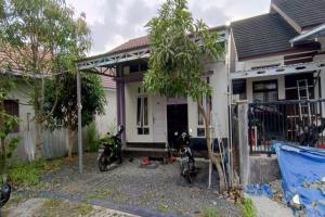 ein Haus mit zwei Motorrädern, die davor geparkt sind in der Unterkunft SPOT ON 92196 Kost Axcel in Banjarmasin