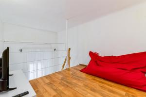 A television and/or entertainment centre at Little Cola apartment in Dohány street with AC