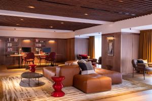 布鲁塞尔L-Avenue的带沙发、椅子和桌子的客厅