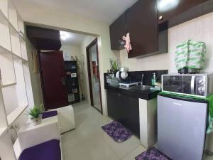 cocina con fregadero y encimera en Cozy Place 2BR Condo Unit in Ortigas Ave Ext, en Cainta