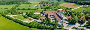 - une vue aérienne sur une grande maison arborée dans l'établissement Tagungszentrum Blaubeuren, à Blaubeuren