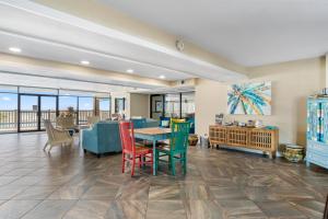 a living room with a table and chairs at LR 114 - The Seahorse Room in Rockport