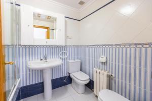Koupelna v ubytování Apartagal-Edificio Celtas Foz + 26 fotografií