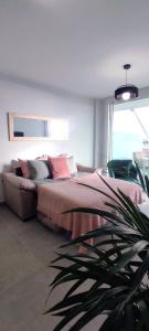 sypialnia z łóżkiem i doniczką w obiekcie Apartment Las Terrazas Costa Adeje Ocean View w Adeje
