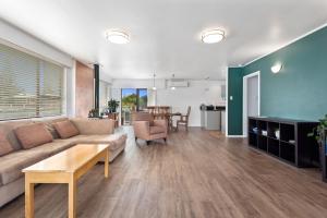 un soggiorno con un divano e un tavolo di Treasure on Tawai - Ohope Holiday Home a Ohope Beach