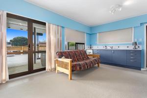 un soggiorno con divano e cucina di Treasure on Tawai - Ohope Holiday Home a Ohope Beach Altre 16 foto