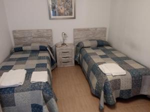 1 dormitorio con 2 camas y vestidor en Cal Tort, en Cornudella