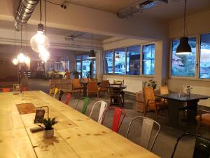 un restaurante con mesas y sillas de madera y ventanas en daheim Triberg en Triberg