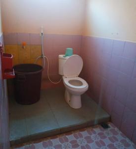 Homestay Putra Sindang Asih Batukaras في Batukaras: حمام مع مرحاض وسلة مهملات