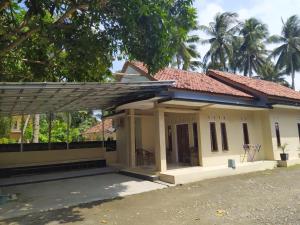 Cette petite maison est typique de ce village. dans l'établissement Homestay Putra Sindang Asih Batukaras, à Batukaras