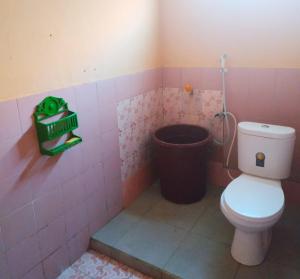 - une salle de bains pourvue de toilettes et d'une poubelle dans l'établissement Homestay Putra Sindang Asih Batukaras, à Batukaras