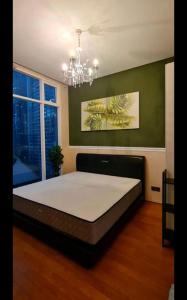 sypialnia z dużym łóżkiem w pokoju w obiekcie Soho Suites KLCC by Harry w Kuala Lumpur