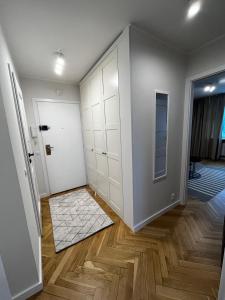a room with a white closet and a door at OhMyHome - Platynowa in Warsaw