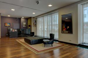 里斯本的住宿－薩爾丹哈VIP行政酒店，客厅配有沙发和椅子