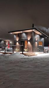 un edificio con luces encendidas por la noche en Black Hotel, en Kempele