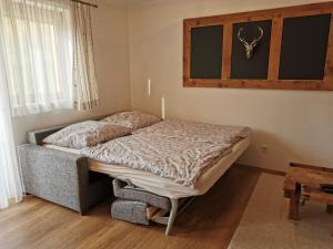 サンクト・ジョアン・イン・チロルにあるVelbenhofの窓付きの客室の小さなベッド1台分です。