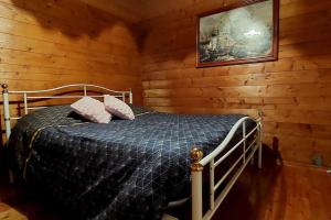 1 dormitorio con 1 cama en una cabaña de madera en Chalet sa end my, en Sellano