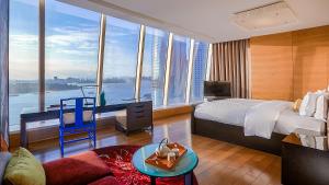 Postel nebo postele na pokoji v ubytování Hotel Indigo Xiamen Harbour by IHG