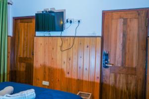 TV a/nebo společenská místnost v ubytování Blue Moon Residency