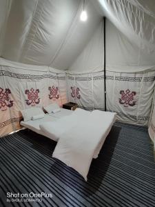 a bedroom with a bed in a tent at Tongspon Camp Nubra in Charāsa