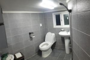 uma casa de banho com um WC e um lavatório em Jinho's Guest House em Seul
