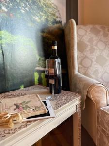 una bottiglia di vino su un tavolo accanto a una sedia di Verdmont ad Acqui Terme