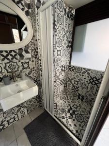 un baño con lavabo y espejo en Antony’s Home, en Catania 77 fotos más