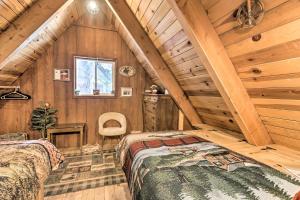 1 dormitorio en una cabaña de madera con 2 camas en Quintessential Tahoe Cabin with Private Hot Tub en South Lake Tahoe