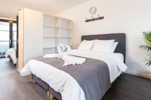Postel nebo postele na pokoji v ubytování New modern Loft apartment View walk city centre 20D
