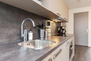 Kuchyň nebo kuchyňský kout v ubytování New modern Loft apartment View walk city centre 20D
