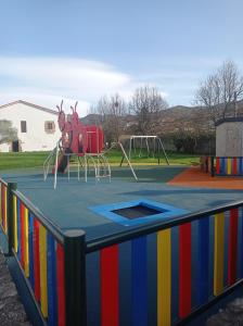 ein Spielplatz mit Spielgeräten in einem Park in der Unterkunft La casina de Pichi in Caravia