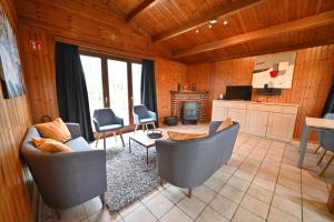 Noiseux的住宿－La Tanière，客厅配有沙发、椅子和壁炉