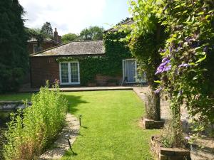 a garden in front of a house at The Old Coach House at Stewton in Louth