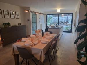 uma sala de jantar com uma mesa e uma cozinha em Vakantiewoning Bisonder em Bilzen