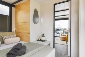 um quarto com uma cama e um espelho em Cosy tiny houseboats near beach and restaurants em Zeewolde