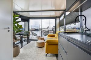 Cosy tiny houseboats near beach and restaurants by Weltevreden Experience的厨房或小厨房