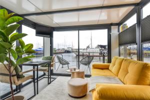 Cosy tiny houseboats near beach and restaurants by Weltevreden Experience的休息区