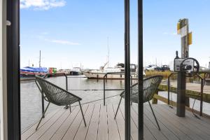 Cosy tiny houseboats near beach and restaurants by Weltevreden Experience的阳台或露台